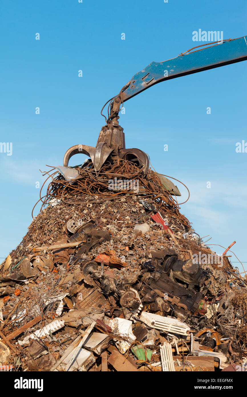 Kran mit rostigen Metall bei der Wiederverwertung Schrottplatz Stockfoto