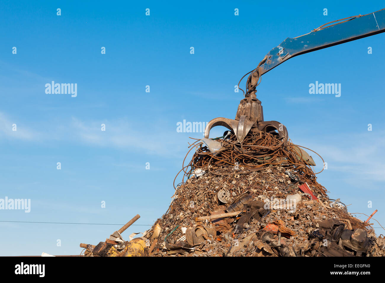 Kran mit rostigen Metall bei der Wiederverwertung Schrottplatz Stockfoto