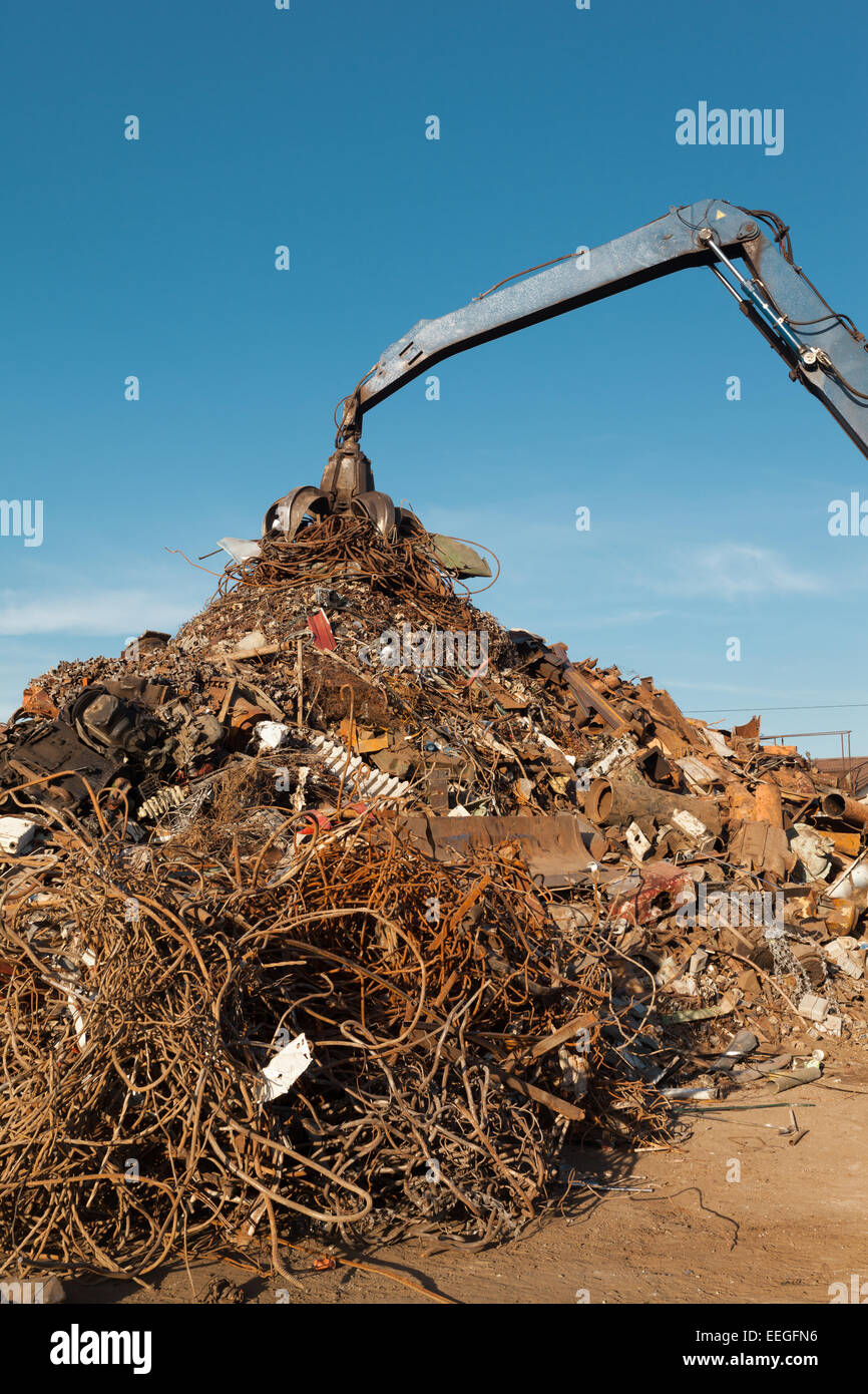 Kran mit rostigen Metall bei der Wiederverwertung Schrottplatz Stockfoto