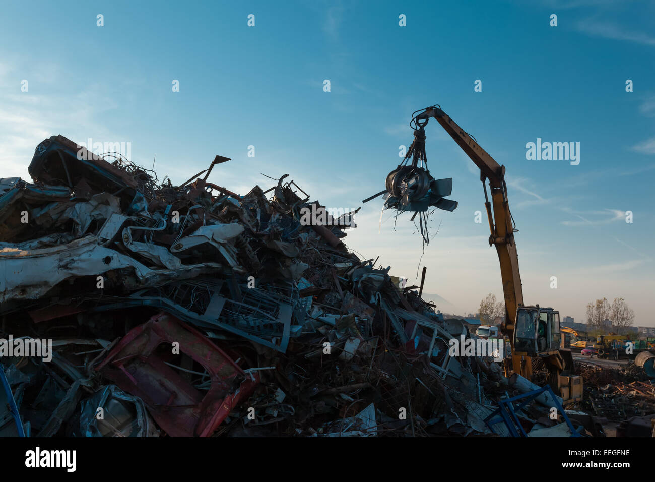 Kran mit Schrott bei der Wiederverwertung Schrottplatz Stockfoto