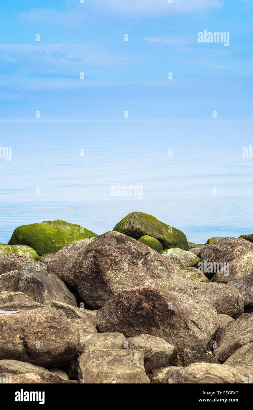 Steinige Küste des baltischen Meeres in den frühen Morgenstunden Stockfoto