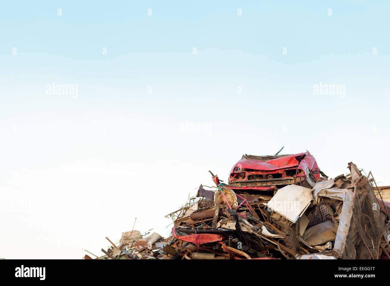 Schrott Metall Teile zur Wiederverwertung Schrottplatz Zentrum, mit klarem Himmel. textfreiraum verfügbar Stockfoto