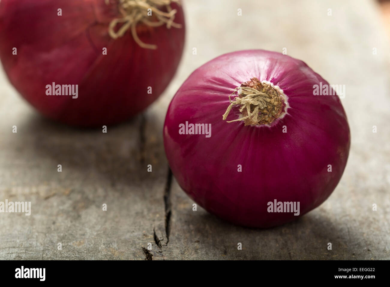 Nahaufnahme von roten Zwiebeln über Holz Hintergrund Stockfoto