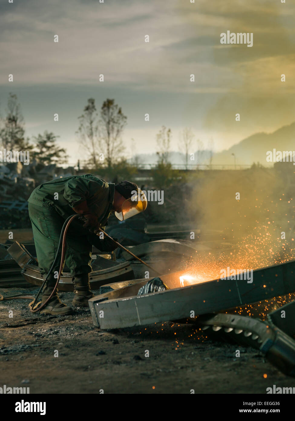 Arbeiter mit Schutzausrüstung Schweißen Metall Stockfoto