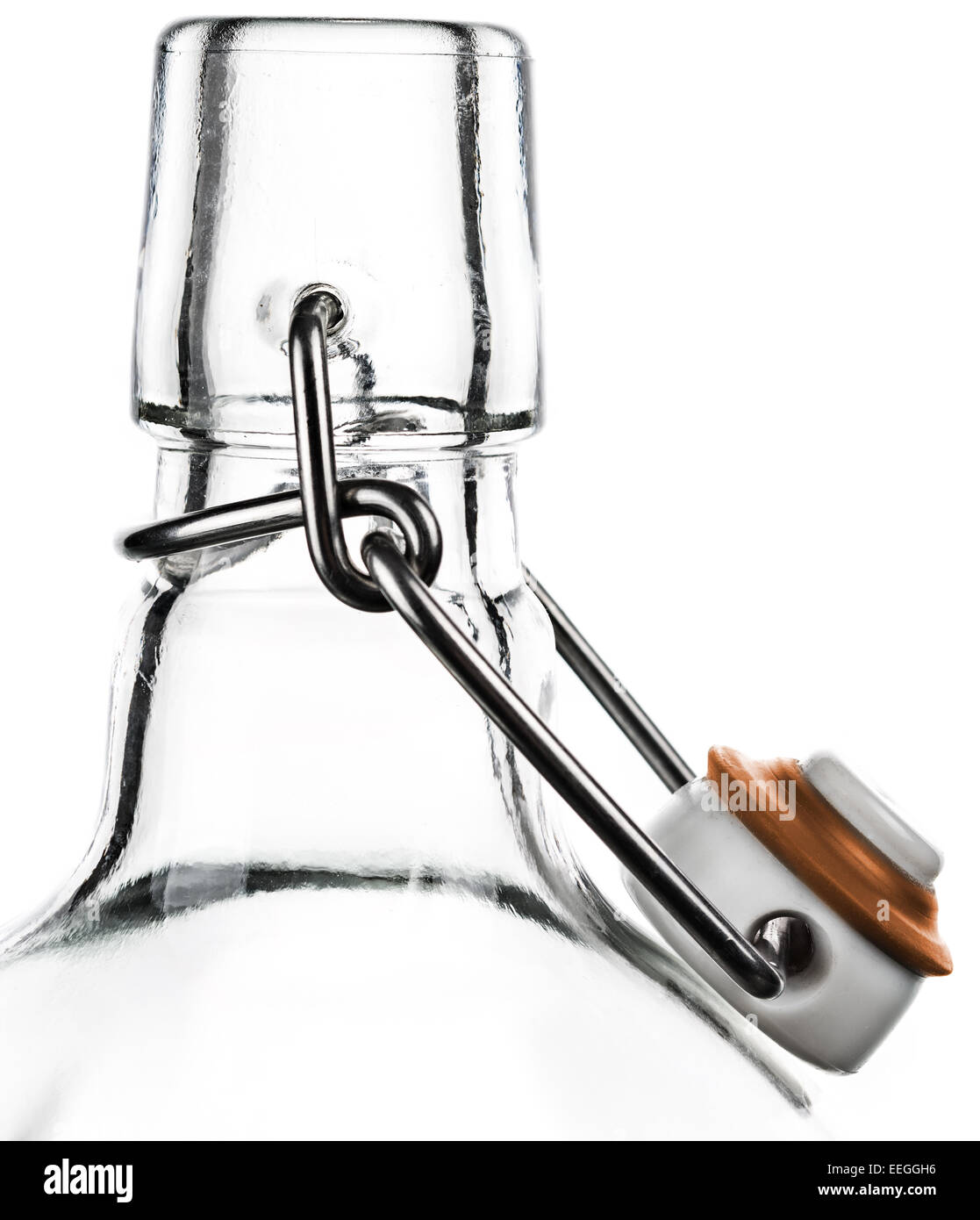 letzten Tropfen leeren Wasserflasche auf weißem Hintergrund Stockfoto