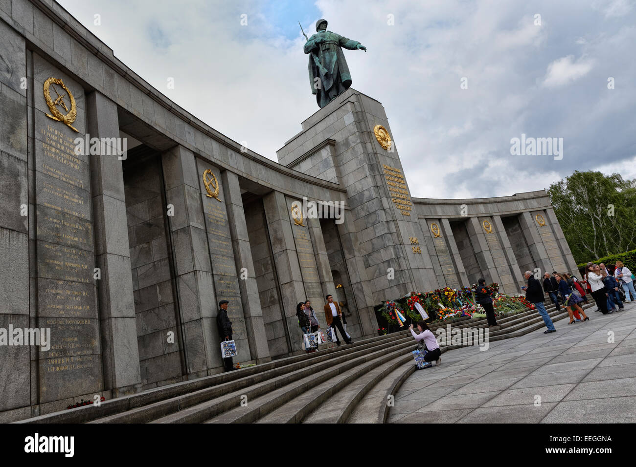 Berlin, Deutschland, Kranzniederlegung an das Sowjetische Ehrenmal im Tiergarten Stockfoto