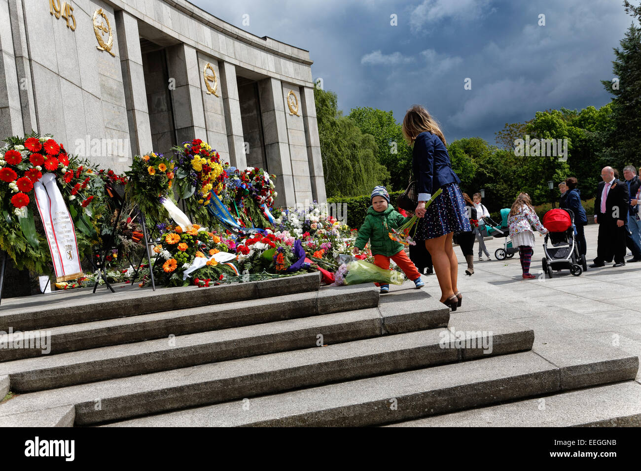 Berlin, Deutschland, Kranzniederlegung an das Sowjetische Ehrenmal im Tiergarten Stockfoto