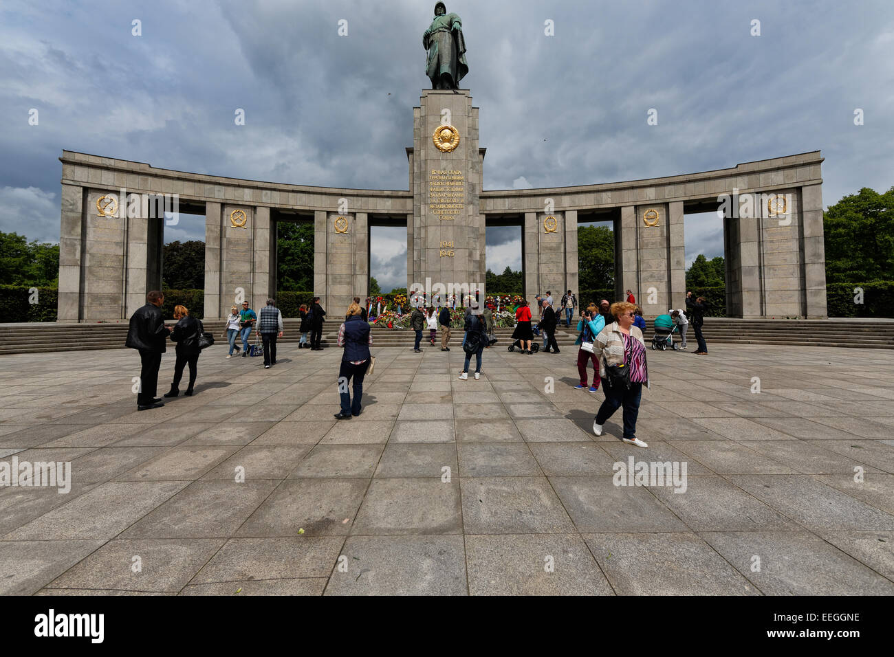 Berlin, Deutschland, Kranzniederlegung an das Sowjetische Ehrenmal im Tiergarten Stockfoto