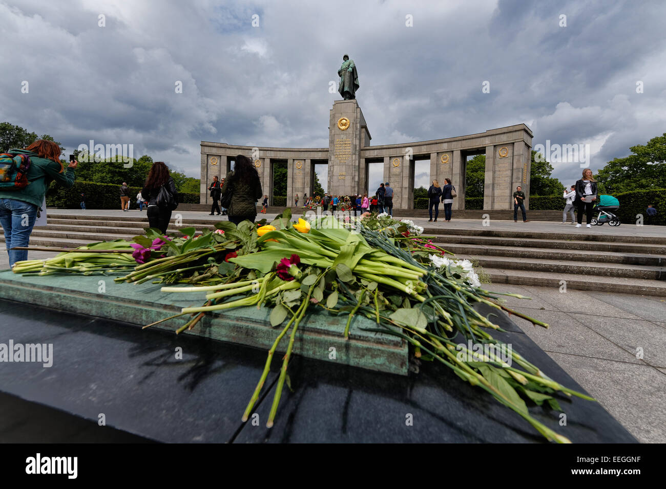 Berlin, Deutschland, Kranzniederlegung an das Sowjetische Ehrenmal im Tiergarten Stockfoto