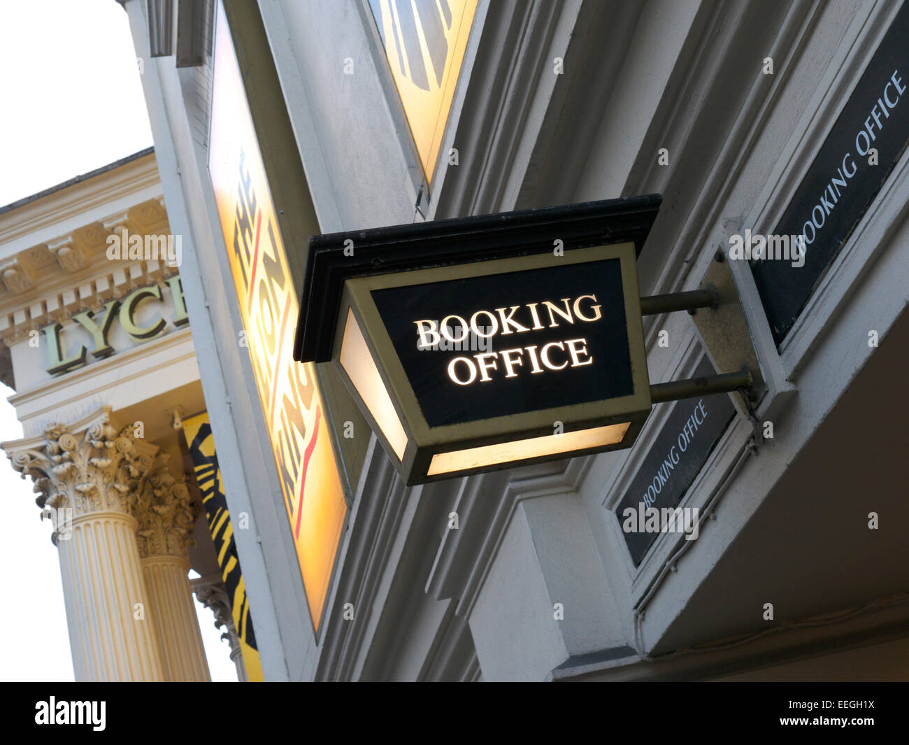 Booking Office Zeichen beleuchtet in der Abenddämmerung auf dem Lyceum Theatre Covent Garden London UK Stockfoto