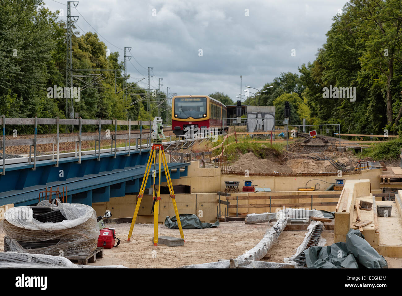 Berlin, Deutschland, S-Bahn-Zug geht eine Baustelle Stockfoto