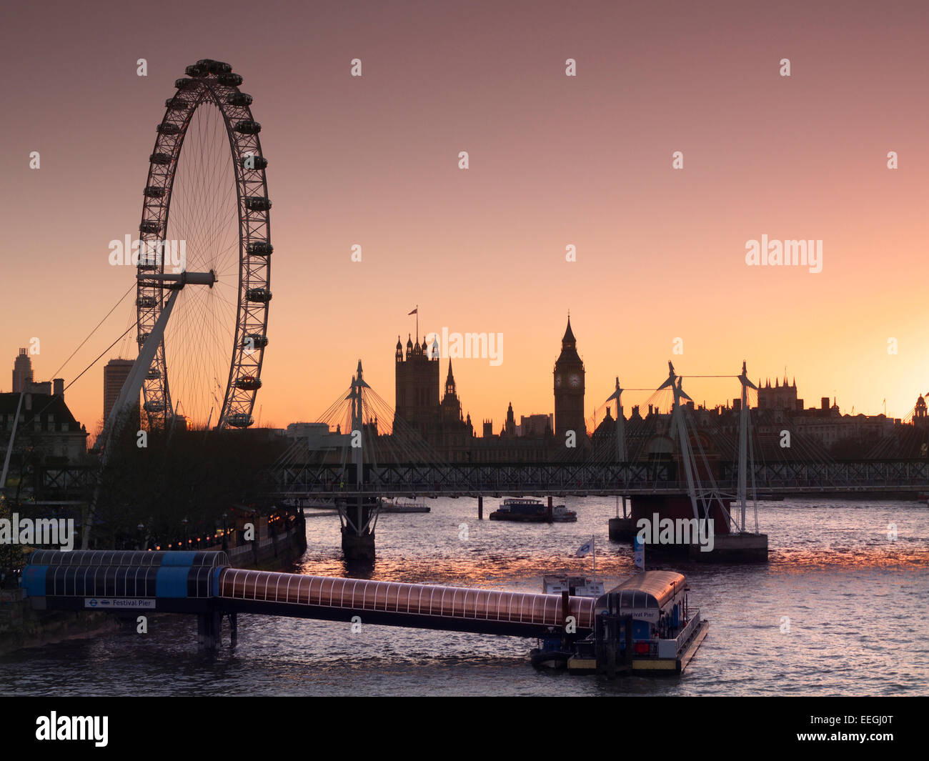 Das London Eye und Festival Pier SouthBank Silhouette bei Sonnenuntergang mit Häusern von grösserer hinter London UK Stockfoto