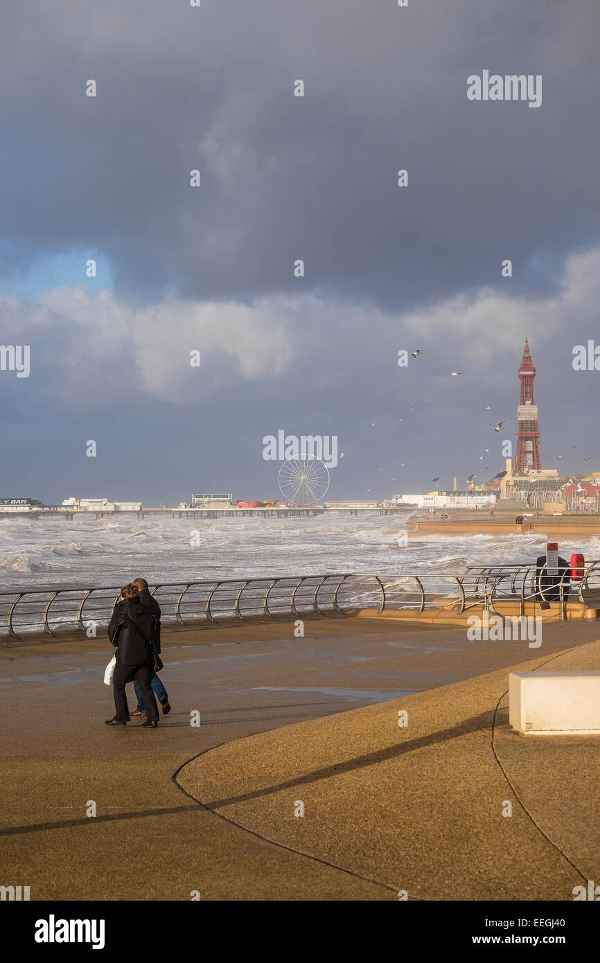 Blackpool, Lancashire: Belebende spazieren entlang Blackpool Promenade während der Stürme und Flut. Stockfoto