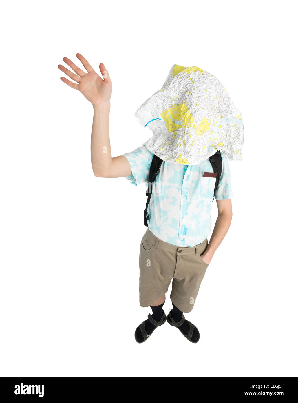 Glücklicher Mann Tourist im blauen Hemd, braune Shorts mit Rucksack auf seinen Schultern und Karte auf seinem Gesicht, jemanden mit der hand begrüßen. Trave Stockfoto