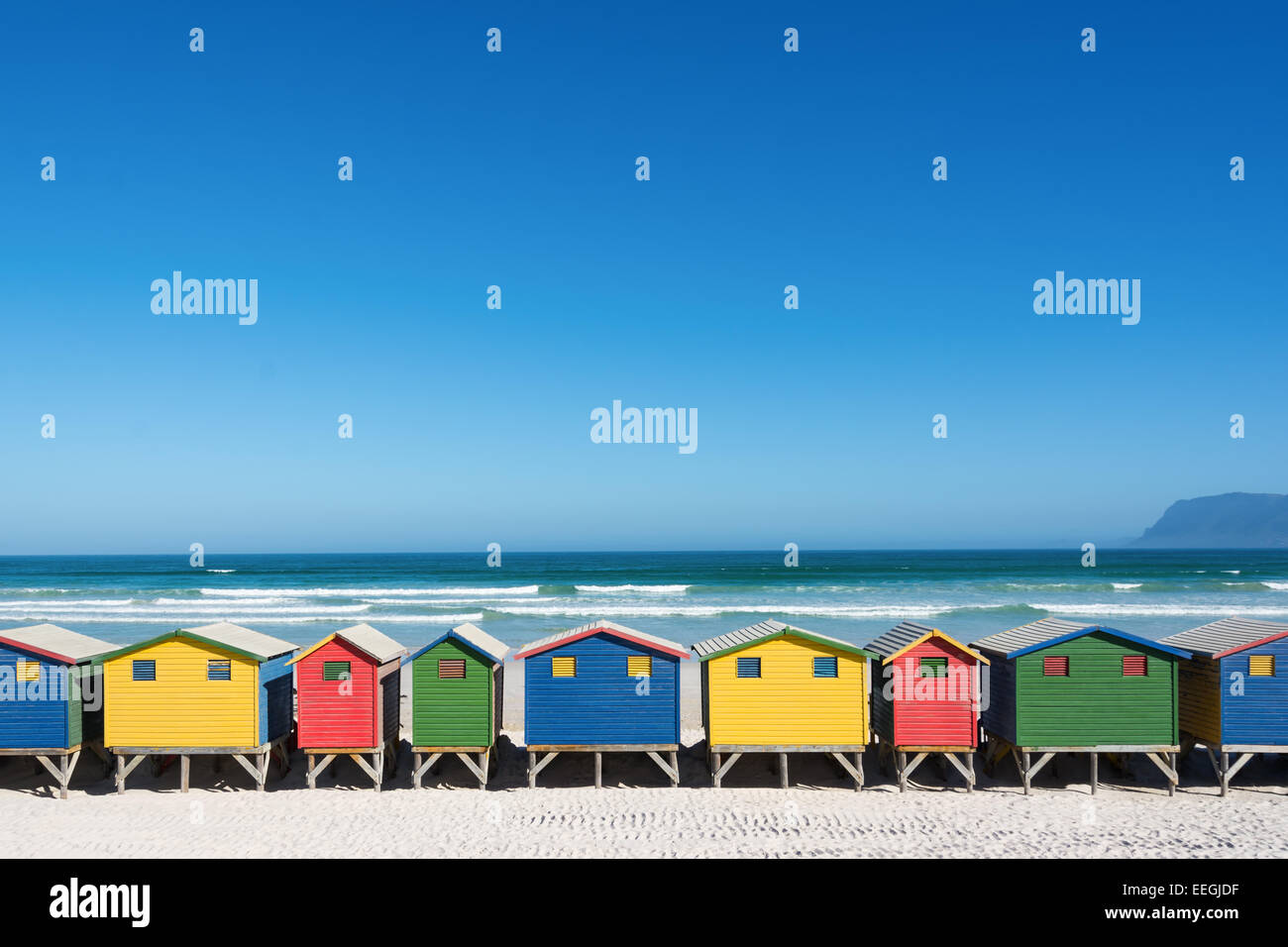 Bunte Badehäuser in Muizenberg, Kapstadt, Südafrika, stehen in einer Reihe. Stockfoto