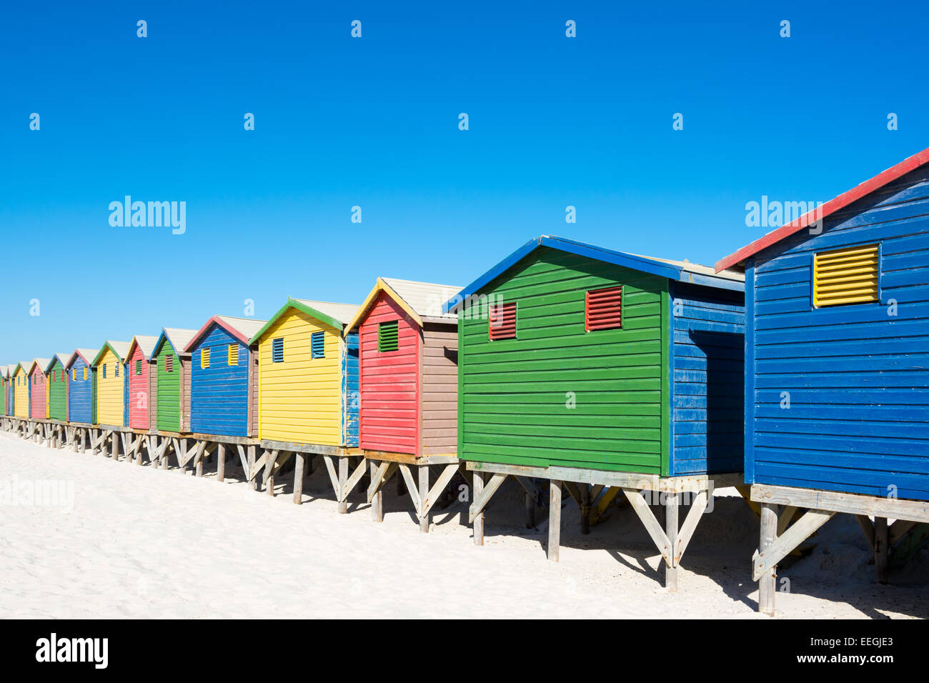 Bunte Badehäuser in Muizenberg, Kapstadt, Südafrika, stehen in einer Reihe. Stockfoto