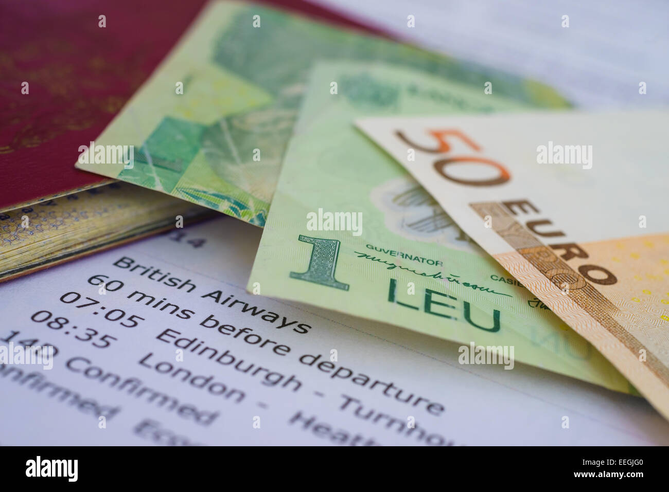 Reisedokumente, Pass, Devisen (Euro und Rumänischer Leu) und Flugplan für unterwegs. Stockfoto