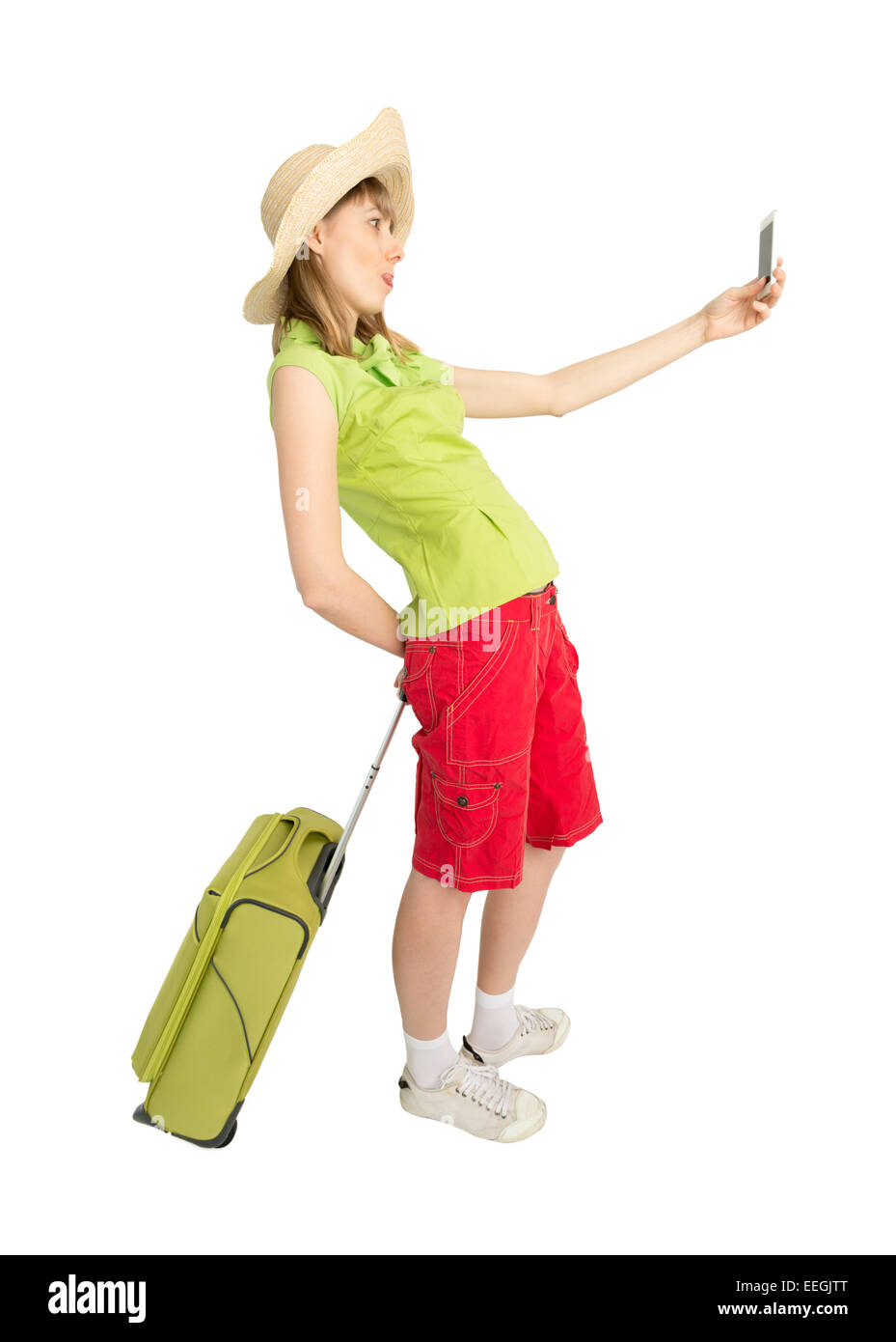 Glückliche Dame Tourist rot shorts grüne Bluse und Strohhut mit Tasche macht Bild per Telefon. Isoliert auf weißem Hintergrund. Trave Stockfoto