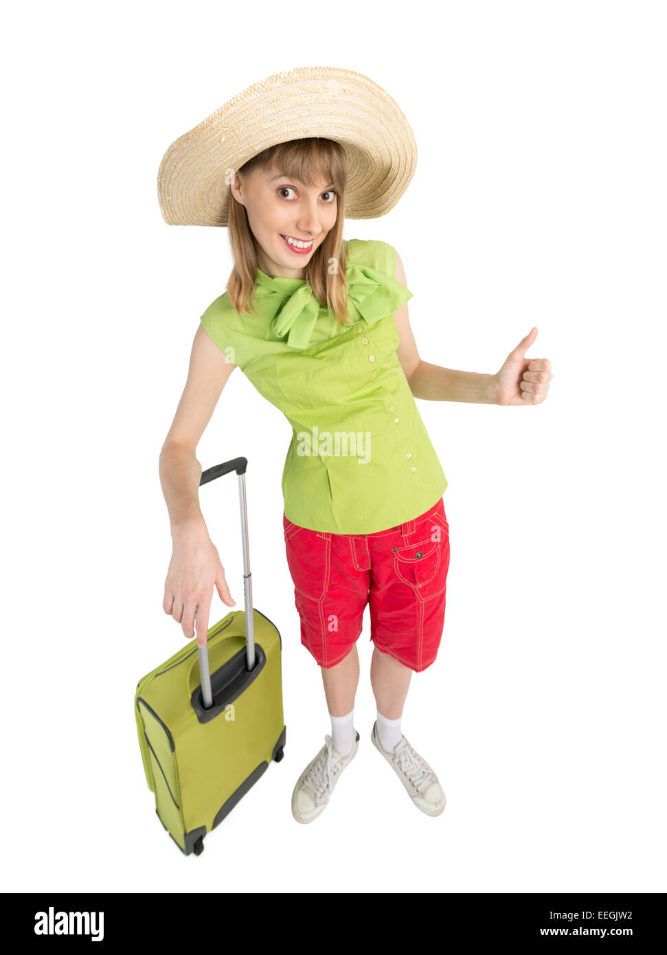 Glückliche Dame Tourist in rote Shorts und grüne Bluse mit großen Koffer zu reisen. Isoliert auf weißem Hintergrund. Interessante Reise auf Stockfoto