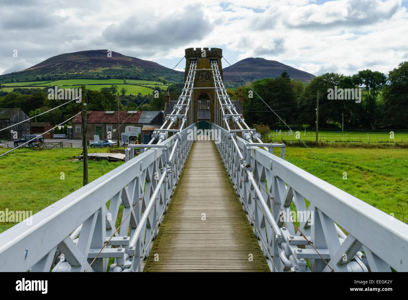 Die Eisen Aussetzung Freiheitsbrücke über dem Fluss Tweed in Melrose, Scottish Borders. Die Eildon Hügeln im Hintergrund. Stockfoto