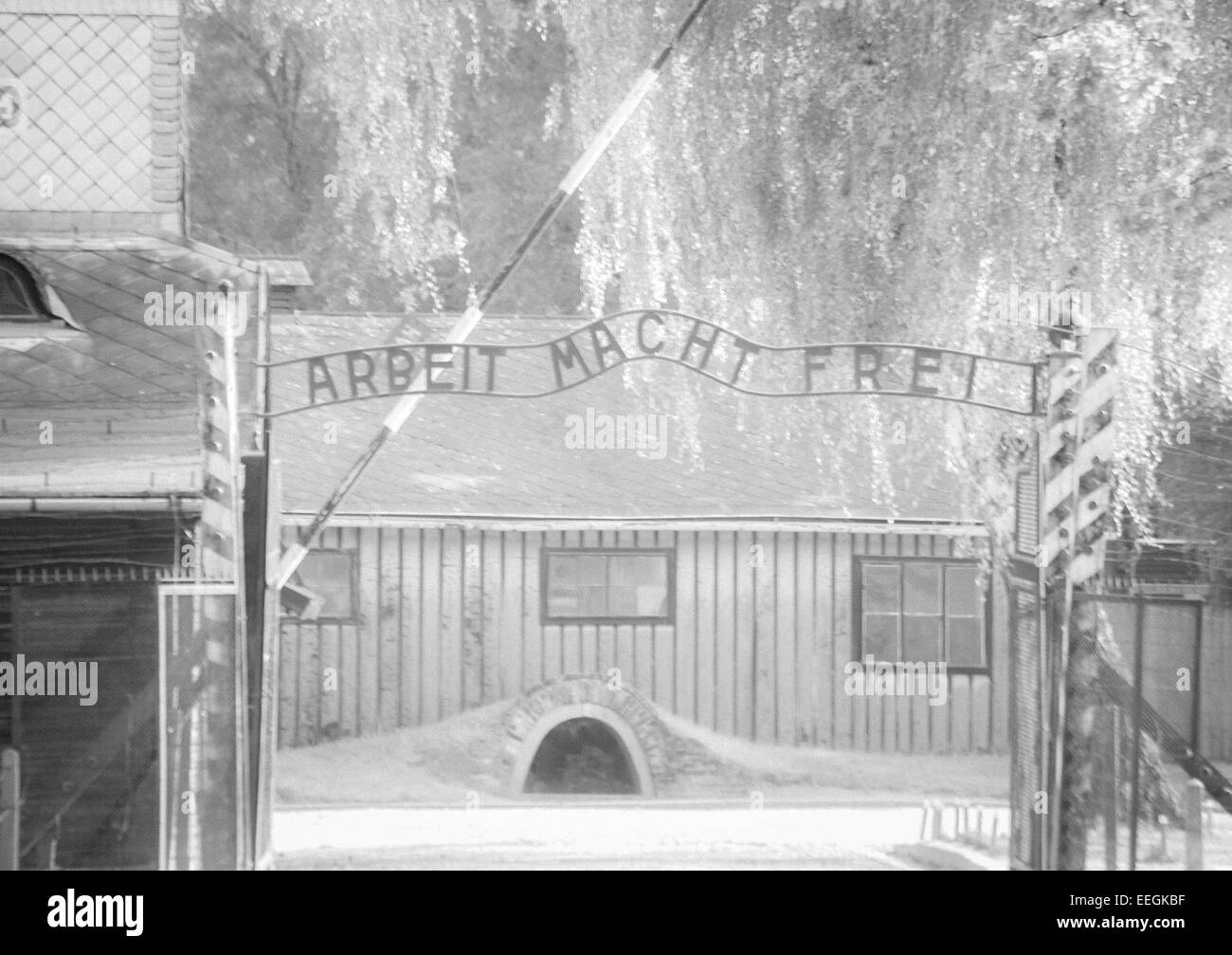 Arbeit Macht Frei - Arbeit macht Sie frei Schild über Eingangstor in das Konzentrationslager Auschwitz, Auschwitz Polen - Infrarot Stockfoto