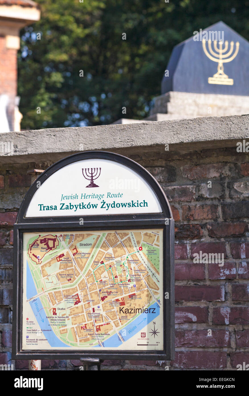 Karte der Route zum jüdischen Erbe außerhalb des Neuen Jüdischen Friedhofs in Kazimierz, Krakau, Polen im September Stockfoto