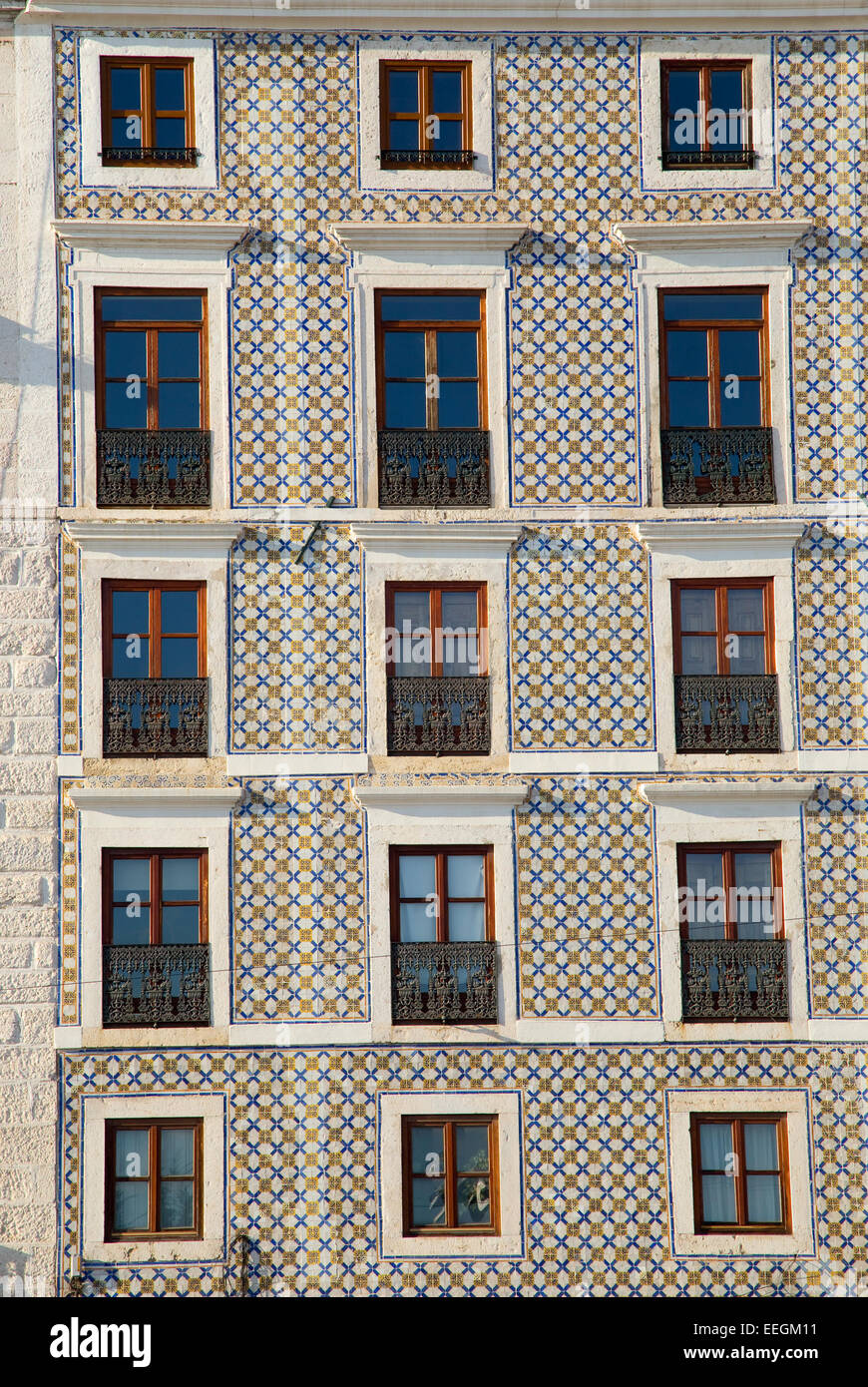 Lissabon - 10. Januar: Das äußere eines traditionellen portugiesischen Stadthauses am 10. Januar 2015, in Lissabon, Portugal. Portug Stockfoto