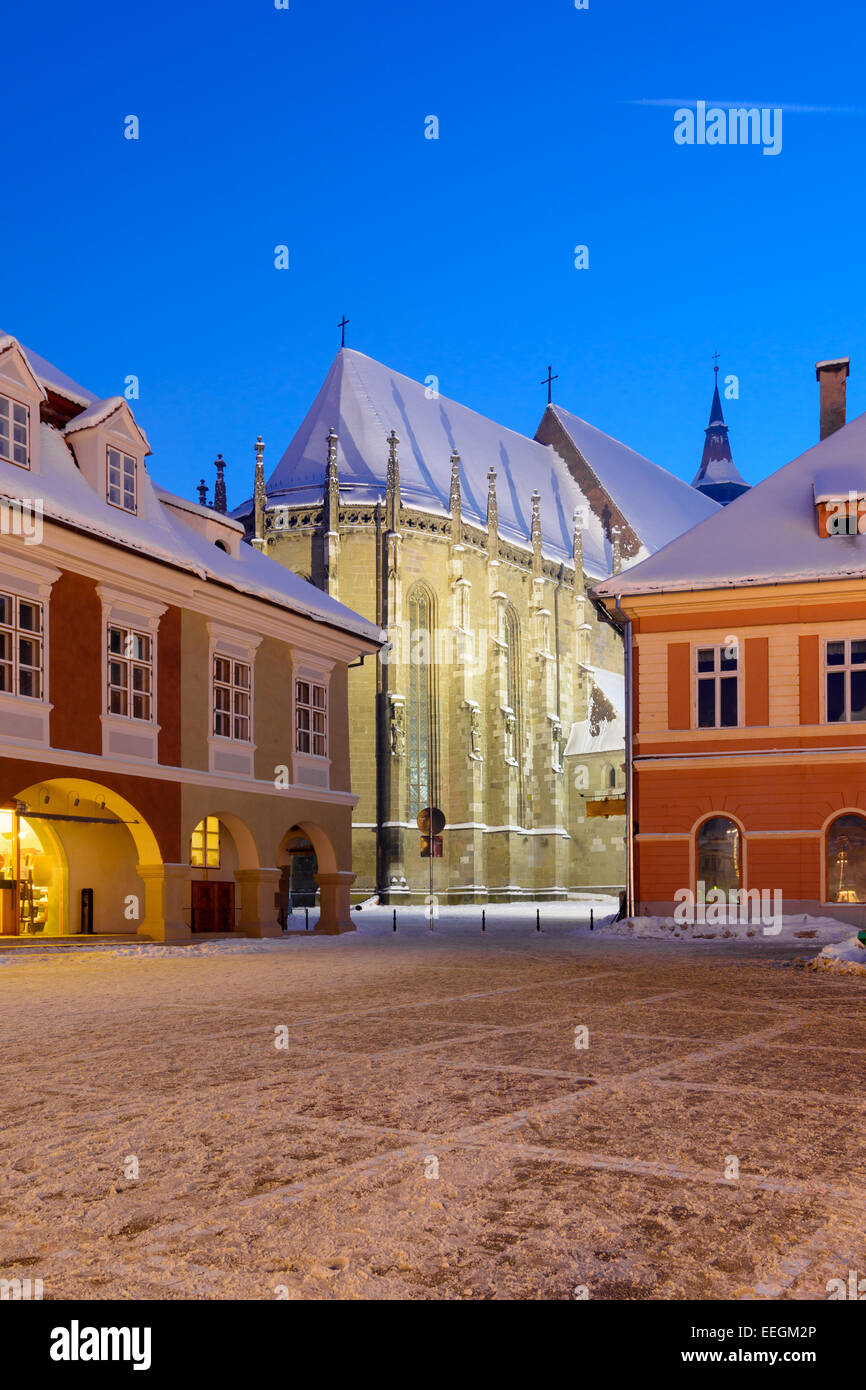 Nachtansicht über Brasov die wichtigsten Wahrzeichen, die schwarze Kirche, die größte gotische Kirche zwischen Wien und Istanbul, Turm Stockfoto
