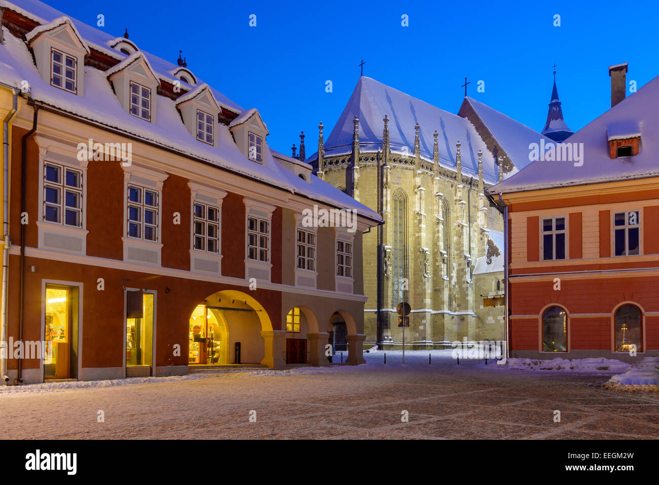 Nachtansicht über Brasov die wichtigsten Wahrzeichen, die schwarze Kirche, die größte gotische Kirche zwischen Wien und Istanbul, Turm Stockfoto