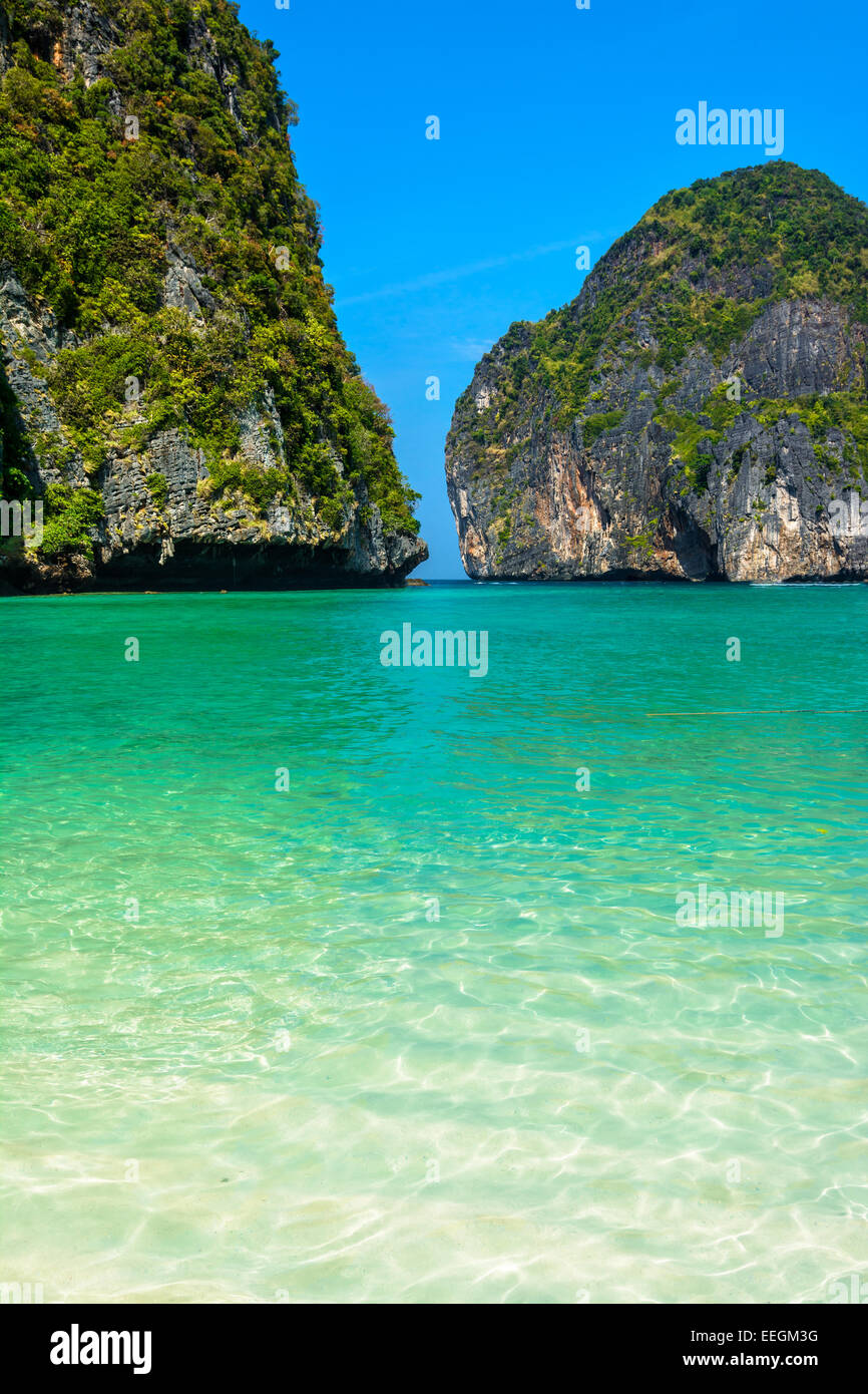 Maya Bay ist eine atemberaubend schöne Bucht, die von 100 Meter hohen Klippen auf drei Seiten mit mehreren Stränden mit weichem w geschützt ist Stockfoto