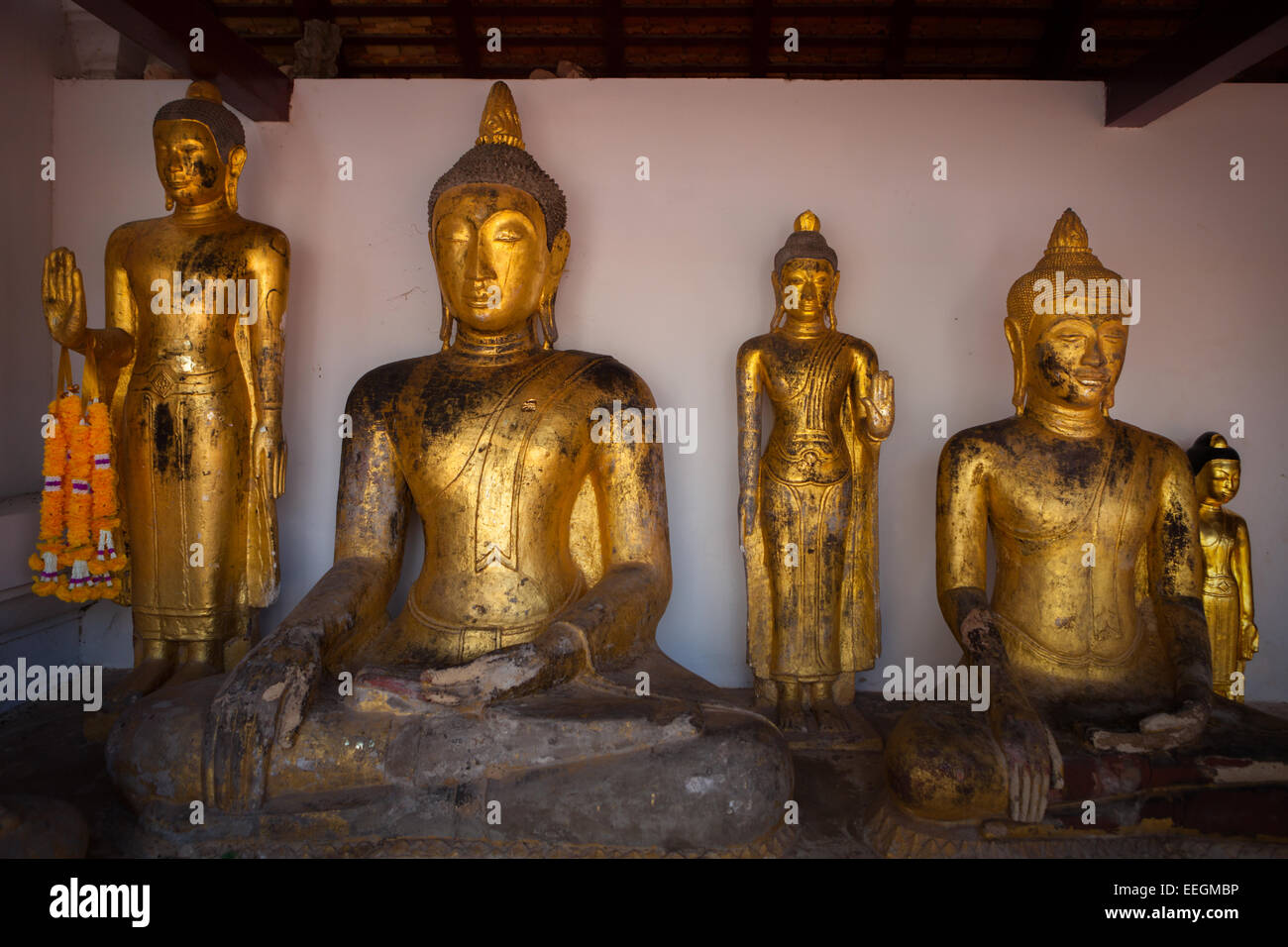 Golden Buddha Skulpturen auf der Veranda des Wat Phra Boromathat Chaiya, Surat Thani, Thailand. Stockfoto