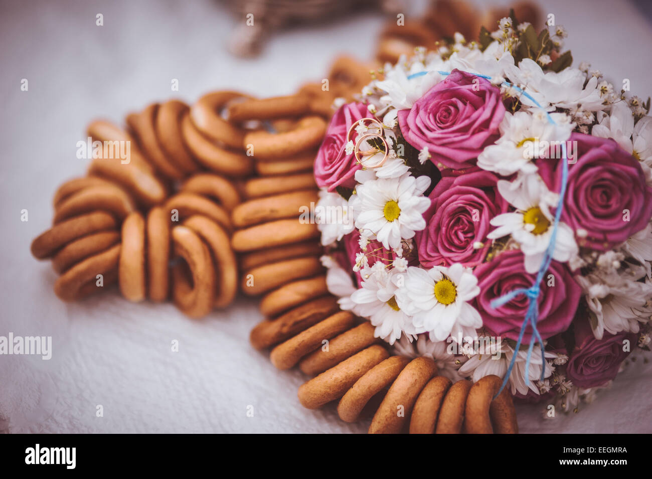 Rosa und weiße Hochzeit Bouquet neben russischen bagels Stockfoto