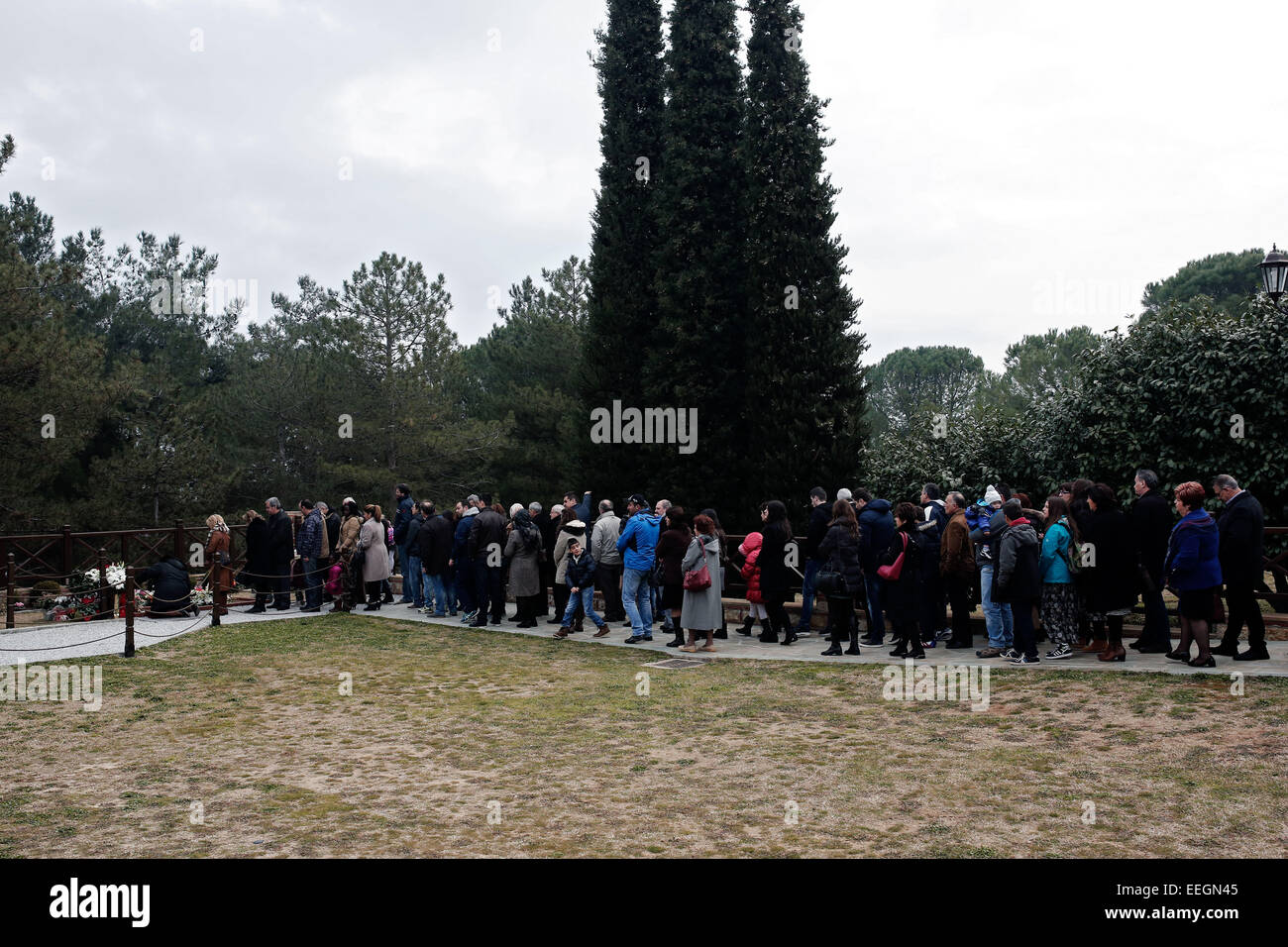 Thessaloniki, Griechenland. 18. Jan, 2015.Worship, das Grab des St. Paisios, neueste heilige orthodoxe Kirche im Kloster St. Ioannis Theologos in Souroti, Thessaloniki am 18. Januar 2015. Saint Paisios des Berges Athos (1924 – 1994), war ein berühmter Mönch für seine spirituellen Lehren und Prophezeiungen. Paisios war am 13. Januar 2015 durch den Heiligen Synod des Ökumenischen Patriarchats heiliggesprochen. Bildnachweis: Konstantinos Tsakalidis/Alamy Live-Nachrichten Stockfoto