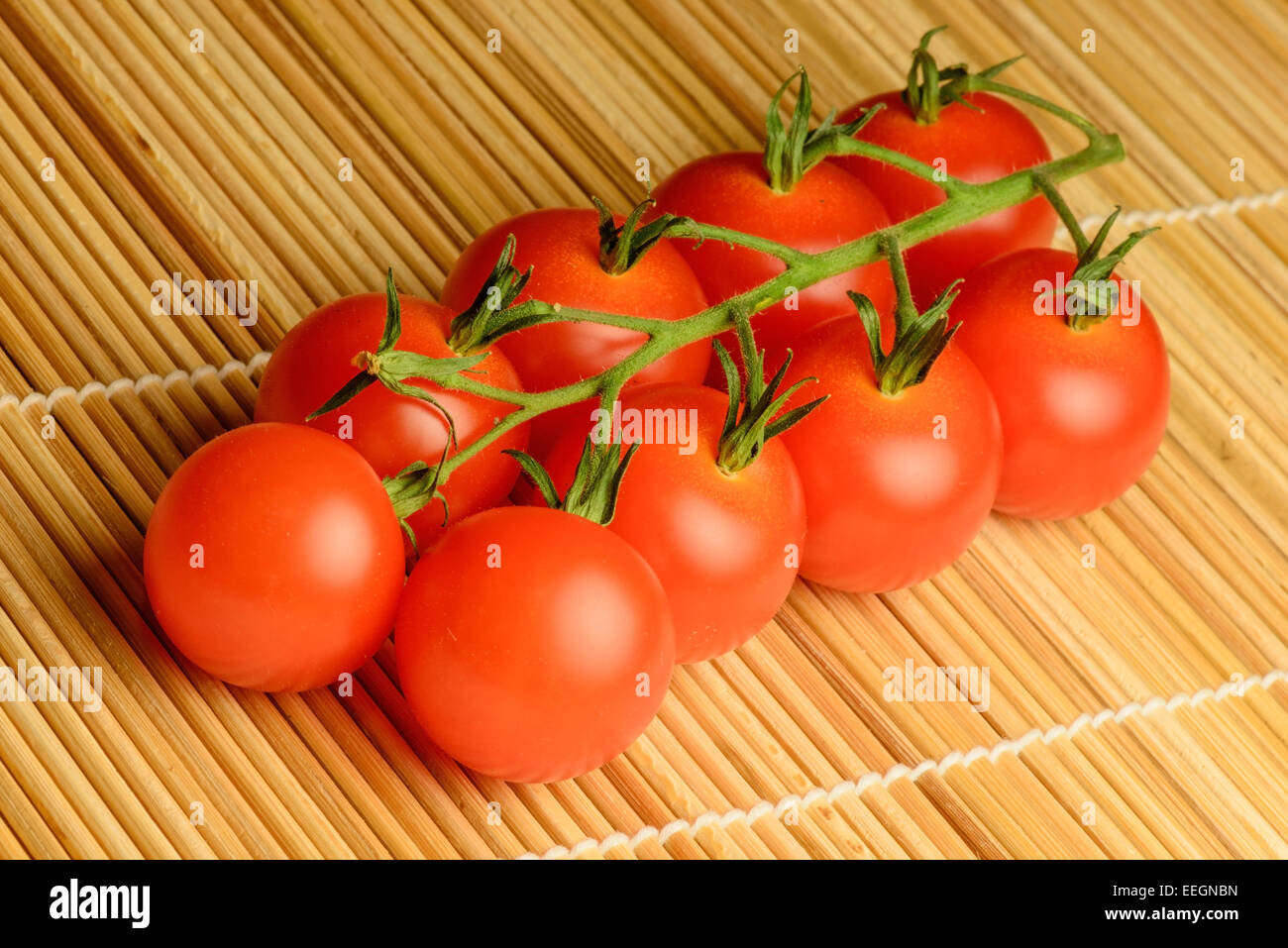 Ein Fachwerk 9 rote Tomaten am Rebstock. Stockfoto