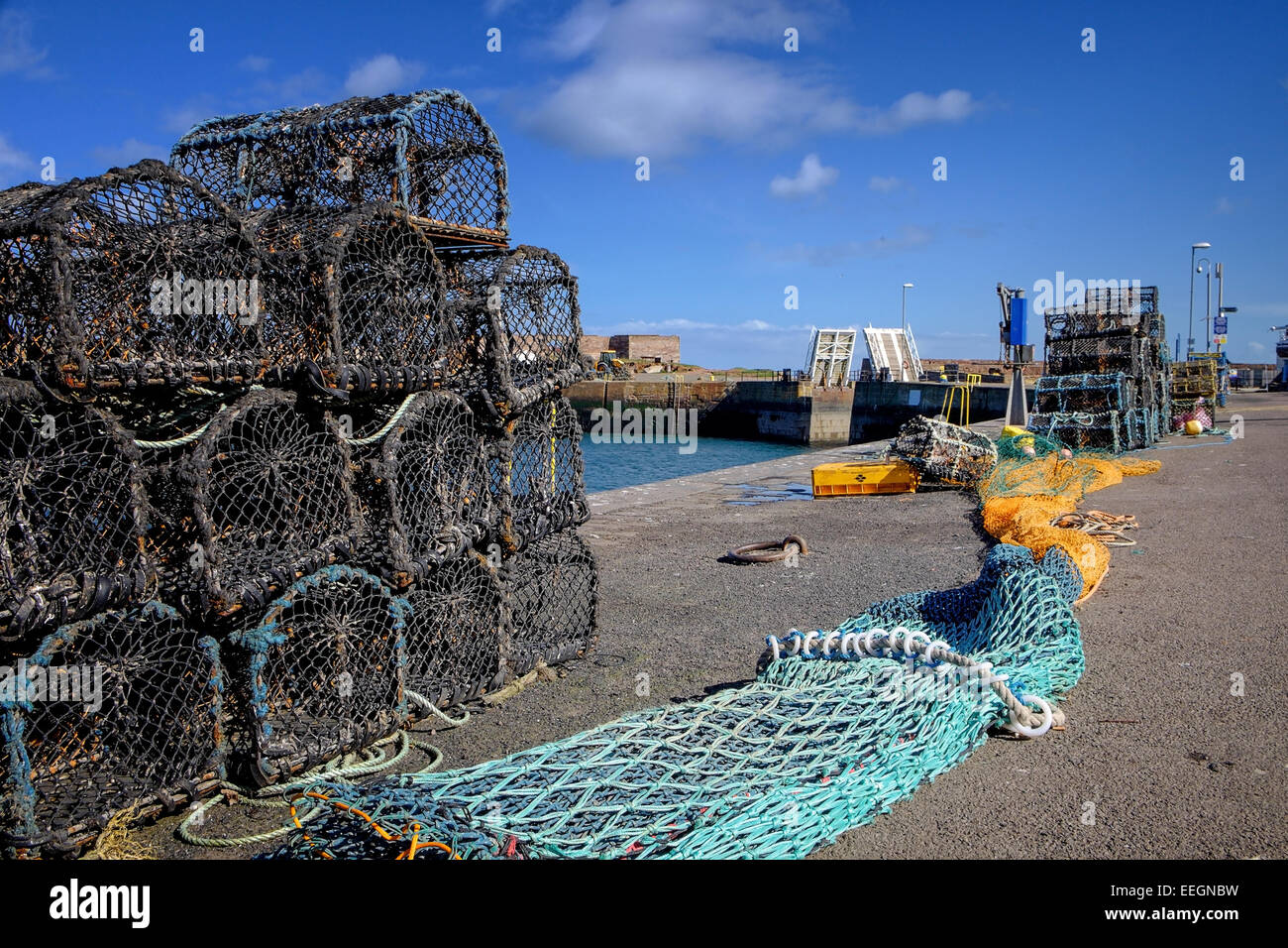 Hummer und Krabben Töpfe und ein Fischernetz am Hafen, Dunbar, East Lothian, Schottland. Stockfoto
