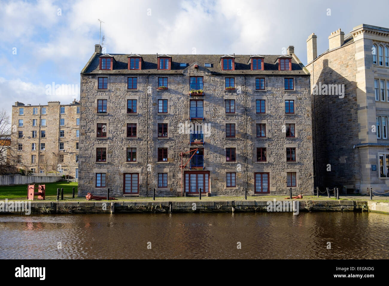 Eine alte Lagerhalle umgebaut zu Wohnungen in Leith Docks, Edinburgh, Schottland. Stockfoto