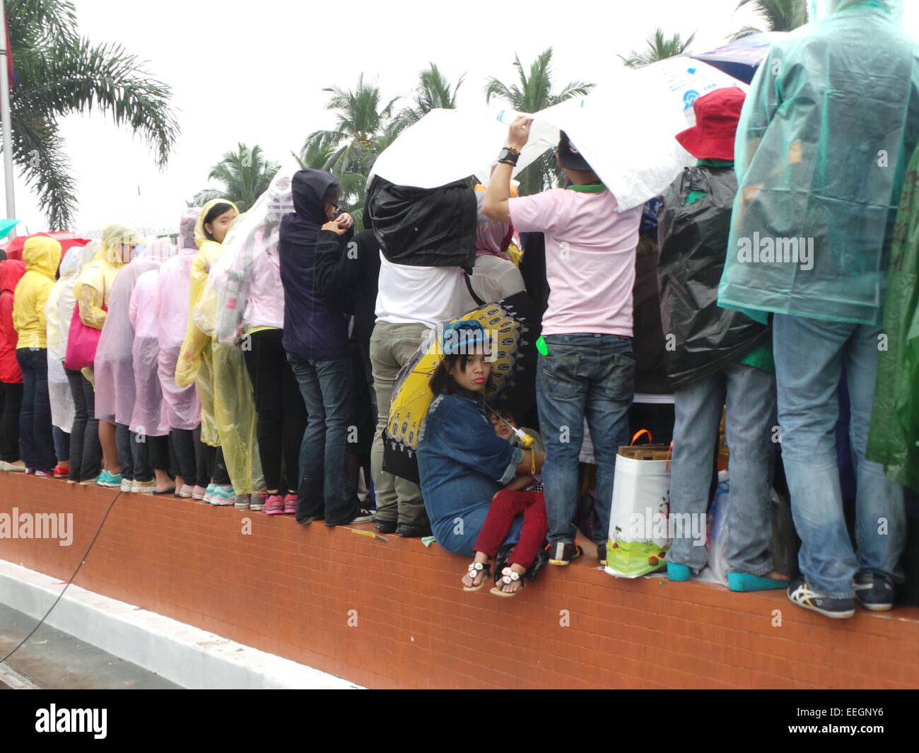 Manila, Philippinen. 18. Januar 2015. Nicht einmal Typhoon Amang Dauerregen Duschen über Manila und die kühle Brise der Monsunwinde, die einen Durchschnitt von 21 – 25 Grad Celsius kalten Wetter bringt hält die 6 Millionen philippinische Pilger in sehen Papst Francis auf seine letzte heilige Messe auf den Philippinen in Quirino-Tribüne in Manila stattfand. Die Millionen von katholischen Gläubigen, die nach Manila strömten ertragen die sintflutartigen Wetterlage nur um einen Einblick in seine Heiligkeit zu nehmen. Bildnachweis: Sherbien Dacalanio / Alamy Live News Stockfoto