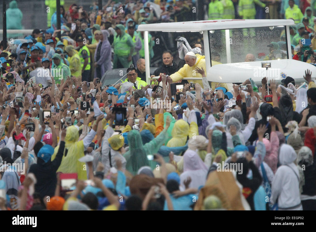 Manila, Philippinen. 18. Januar 2018. Papst Francis winkt der Menge nach seiner Schließung Messe um die Quirino-Tribüne, Rizal Park am 18. Januar 2015. Die Masse wurde durch eine Schätzung von 6 Millionen Menschen besucht. Foto von Mark Cristino. Bildnachweis: Mark Fredesjed Cristino/Alamy Live-Nachrichten Stockfoto