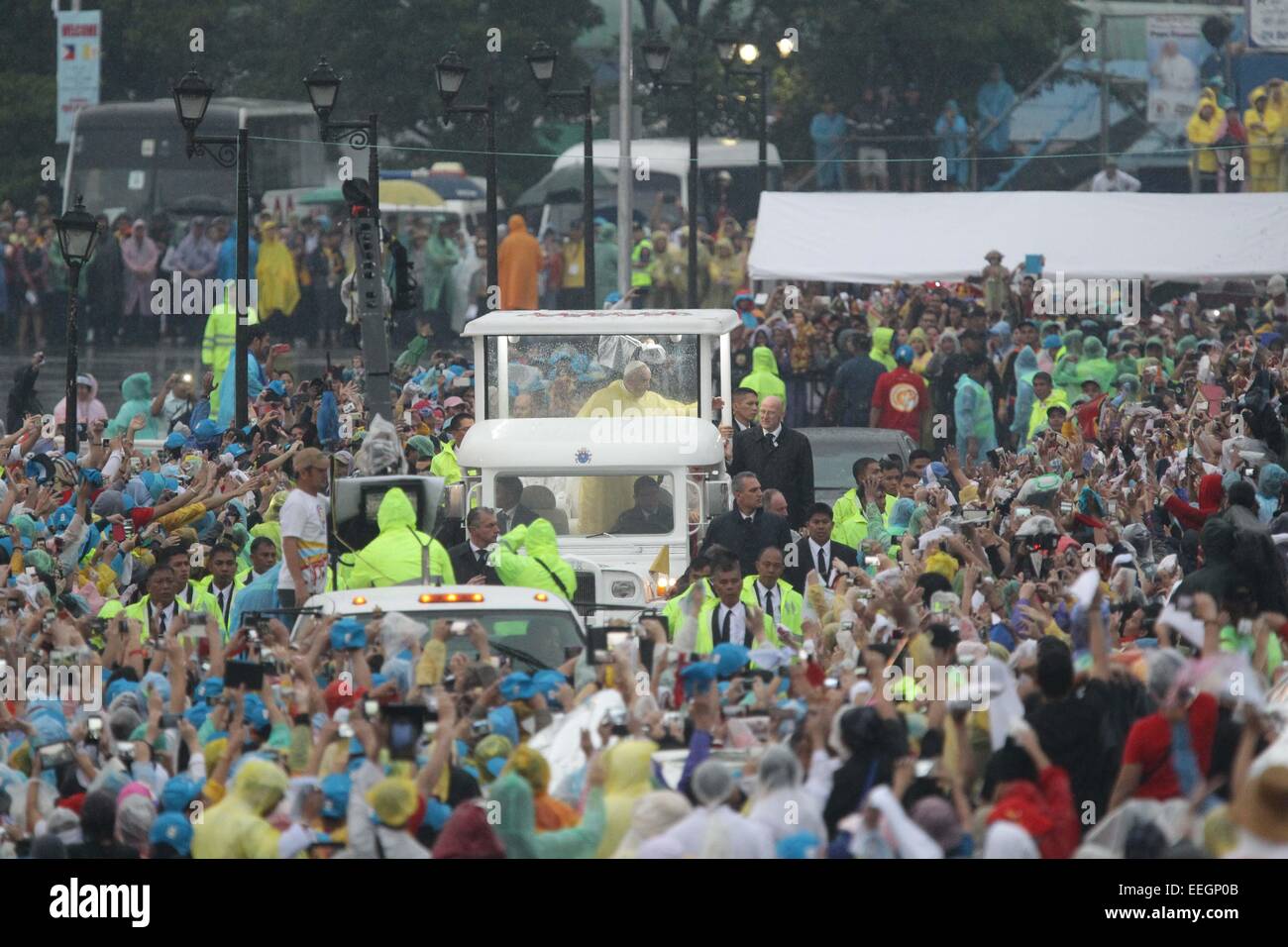 Manila, Philippinen. 18. Januar 2018. Papst Francis winkt der Menge nach seiner Schließung Messe um die Quirino-Tribüne, Rizal Park am 18. Januar 2015. Die Masse wurde durch eine Schätzung von 6 Millionen Menschen besucht. Foto von Mark Cristino. Bildnachweis: Mark Fredesjed Cristino/Alamy Live-Nachrichten Stockfoto