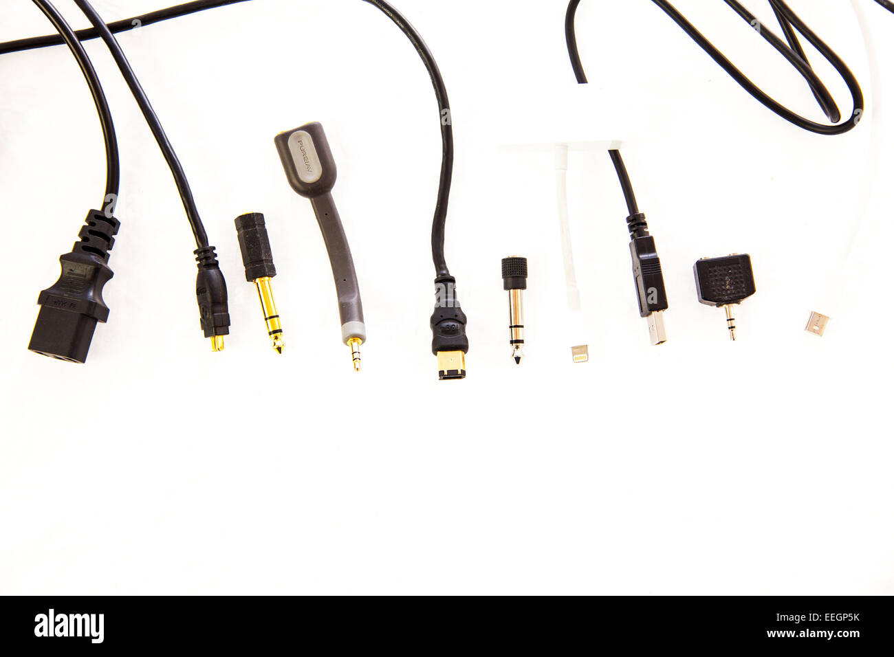 elektrische Anschlüsse Kabel USB-Stecker Stecker Wasserkocher Blei führt nützliche alltägliche Klinkenkabel Kopie Raum weißen Hintergrund ausschneiden Stockfoto