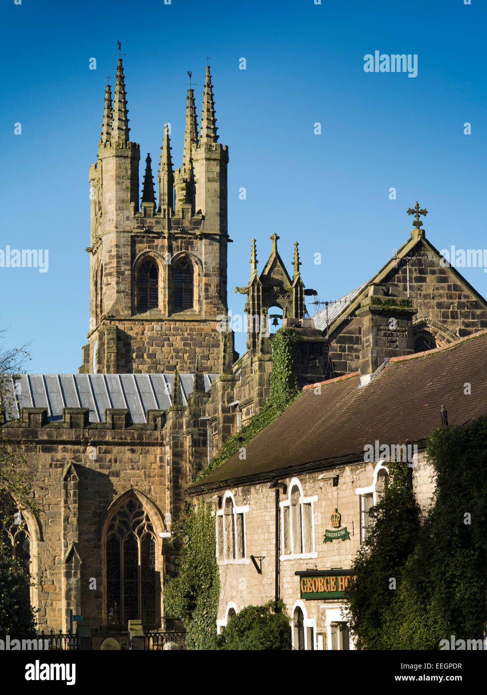 UK, Derbyshire, Tideswell, Kirche St. Johannes der Täufer, neben George Hotel-Gaststätte Stockfoto