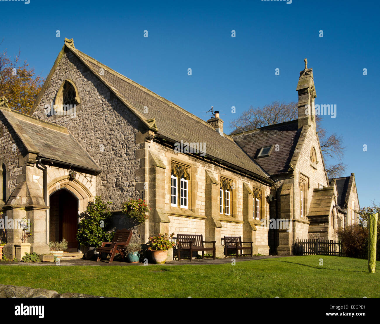 UK, Derbyshire, Tideswell, ehemalige viktorianische Schule in Privathaus umgewandelt Stockfoto