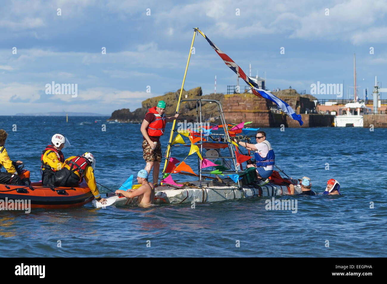 Eine bunte Reihe nahmen die RNLI inshore Rettungsboot ein Floß-Rennen in North Berwick, East Lothian, Schottland. Stockfoto