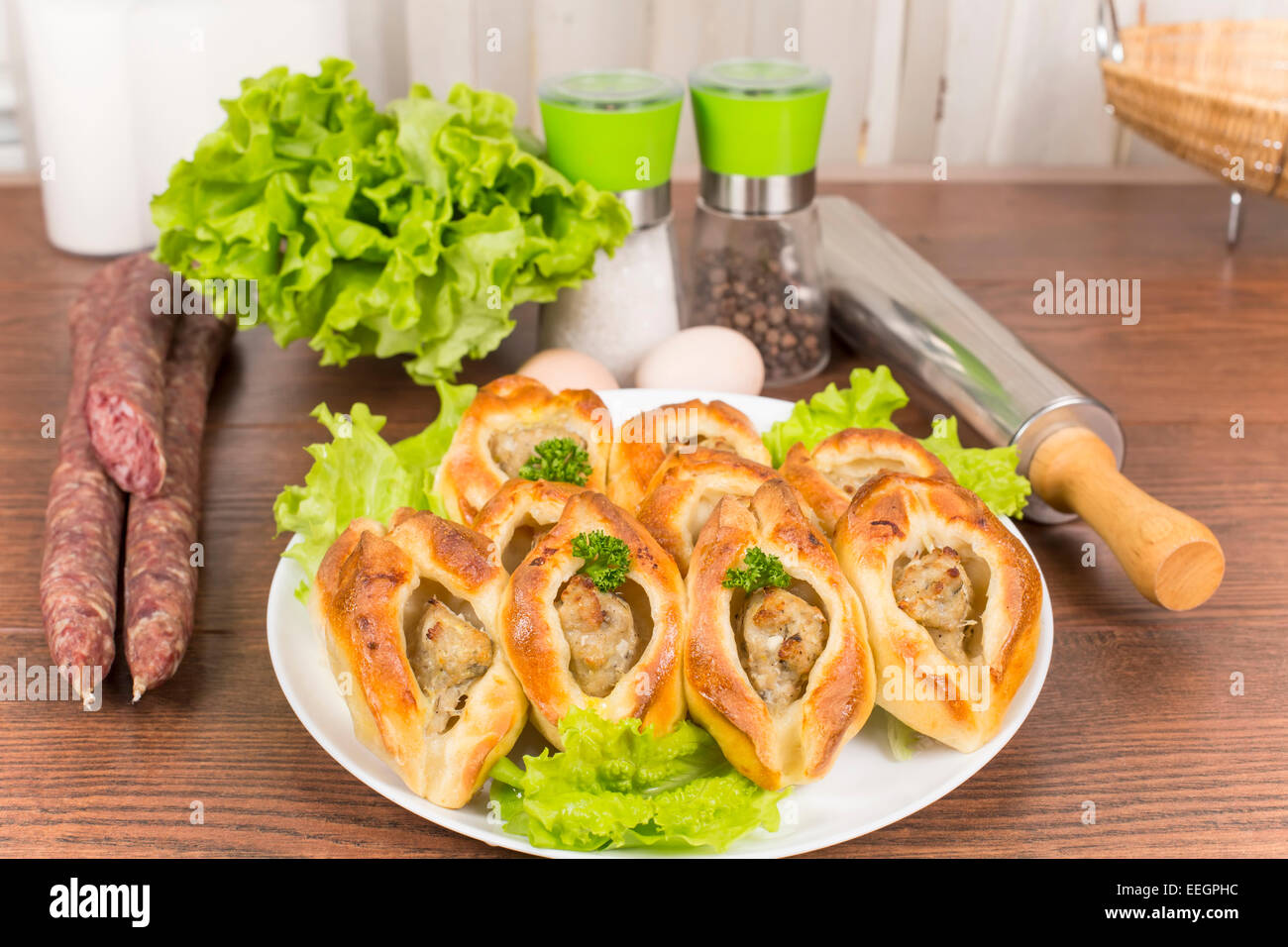 Kuchen-Snack aus Hefe vergoren Vorteig mit Fisch Füllung Stockfoto