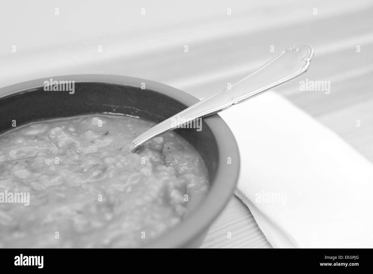 Nahaufnahme der herzhafte Gemüse-Linsen Suppe auf einem Holztisch - monochromen Verarbeitung Stockfoto