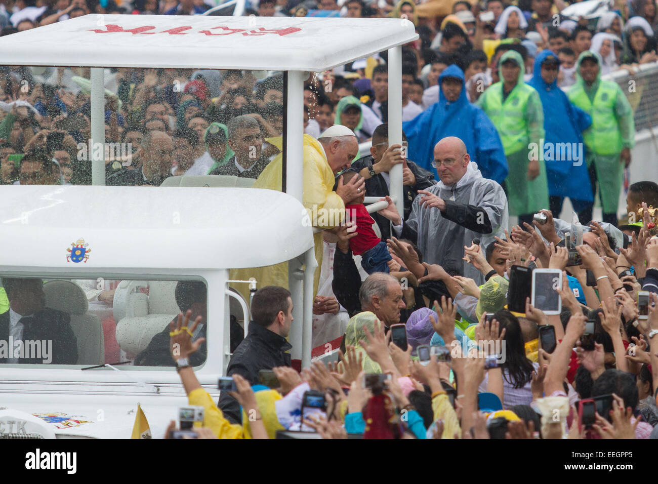 Manila, Philippinen. 18. Januar 2018. Francis Papst küsst ein Kind auf Quirino-Tribüne, Rizal Park in seiner Schließung-Messe am 18. Januar 2015. Die Masse wurde durch eine Schätzung von 6 Millionen Menschen besucht. Foto von Mark Cristino. Bildnachweis: Mark Fredesjed Cristino/Alamy Live-Nachrichten Stockfoto