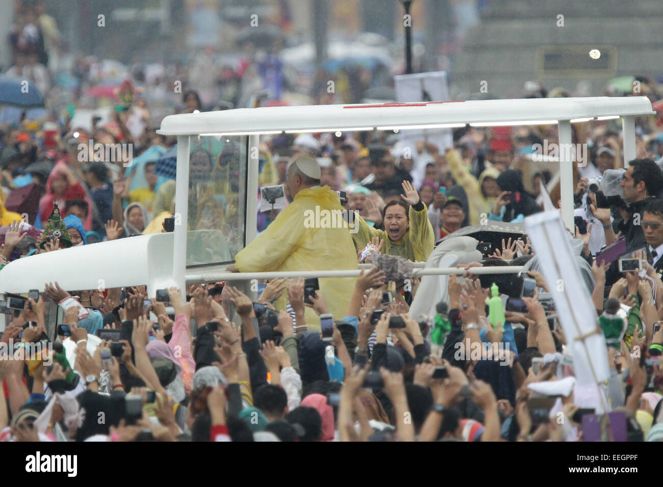 Manila, Philippinen. 18. Januar 2018. Eine Frau winkt Papst Francis an die Quirino-Tribüne, Rizal Park in seiner Schließung-Messe am 18. Januar 2015. Die Masse wurde durch eine Schätzung von 6 Millionen Menschen besucht. Foto von Mark Cristino. Bildnachweis: Mark Fredesjed Cristino/Alamy Live-Nachrichten Stockfoto