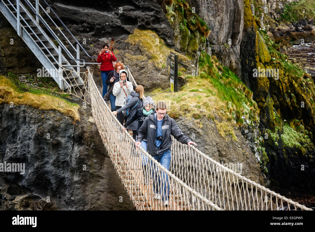 Überqueren von Carrick-a-Rede rope bridge Stockfoto