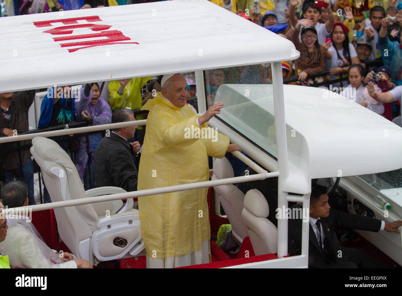 Manila, Philippinen. 18. Januar 2018. Papst Francis kommt und winkt der Menschenmenge in Quirino Tribüne, Rizal Park in seiner Schließung-Messe am 18. Januar 2015. Die Masse wurde durch eine Schätzung von 6 Millionen Menschen besucht. Foto von Mark Cristino. Bildnachweis: Mark Fredesjed Cristino/Alamy Live-Nachrichten Stockfoto