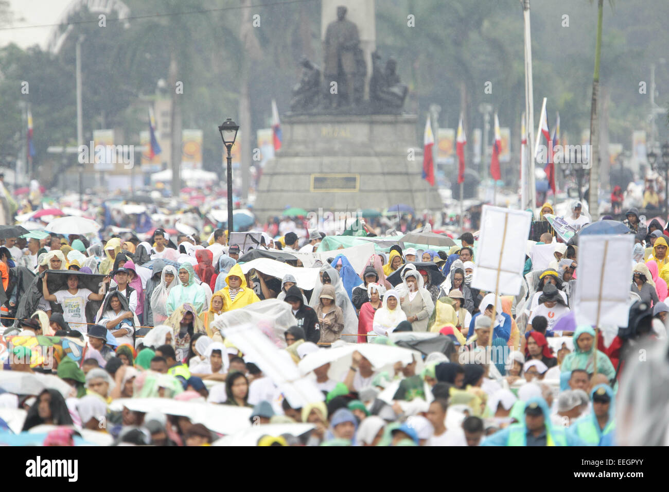 Manila, Philippinen. 18. Januar 2018. Eine Gesamtansicht der Masse im Quirino Tribüne, Rizal Park an der Papst Francis schließen Messe am 18. Januar 2015. Die Masse wurde durch eine Schätzung von 6 Millionen Menschen besucht. Foto von Mark Cristino. Bildnachweis: Mark Fredesjed Cristino/Alamy Live-Nachrichten Stockfoto